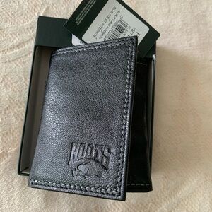 Roots Mens Black Leather Wallet NWT with RFID protection